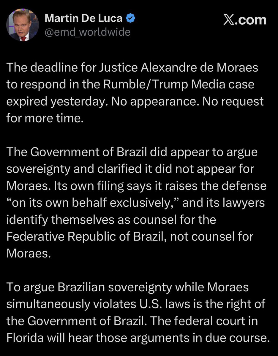 Maxcardoso's tweet photo. 🚨Advogado do Rumble e da Trump Media Group, Martin de Luca, acabou de revelar que Moraes não respondeu e não pediu mais tempo para se defender no processo que tramita  contra ele em um tribunal da Flórida cujo prazo se encerrou ontem.
O governo brasileiro entrou no processo separadamente, defendendo a soberania do país e não defendendo Moraes como pessoa física.

“O prazo para o ministro Alexandre de Moraes responder no caso Rumble/Trump Media expirou ontem. Nenhuma aparição. Nenhum pedido de mais tempo.
O Governo do Brasil compareceu para argumentar soberania e deixou claro que não compareceu em nome de Moraes. O próprio documento diz que a defesa é apresentada “exclusivamente em seu próprio nome”, e os advogados se identificam como representantes da República Federativa do Brasil, e não como advogados de Moraes.
Argumentar a soberania brasileira, enquanto Moraes viola simultaneamente leis americanas, é um direito do Governo do Brasil. O tribunal federal da Flórida vai analisar esses argumentos no momento adequado.”
 A capa do documento protocolado pelo Governo do Brasil no processo diz “Moção da República Federativa do Brasil para Intervir e para Arquivar” o processo contra Alexandre de Moraes.