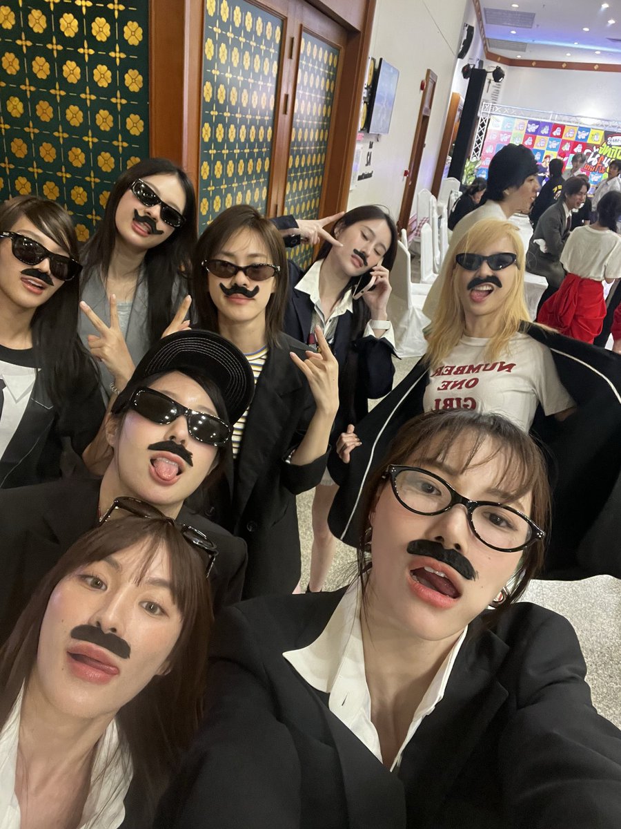 choosebp's tweet photo. como explicar que todas essas mulheres são o meu tipo e eu faria loucuras para respirar o mesmo ar que elas??? que banquete recebemos esse ano, que maravilha é essa https://t.co/Brv45Fs78t