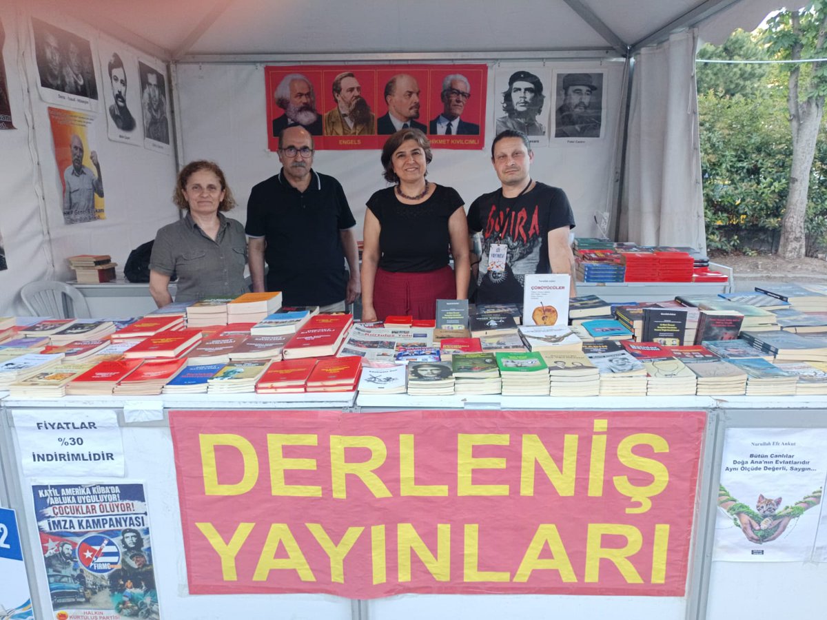 hkpgenelmerkez's tweet photo. Derleniş Yayınları, 10. Kadıköy Kitap Günleri'nde Türkiye Devrimi'nin Önderi Hikmet Kıvılcımlı ve Genel Başkan'ımız Nurullah Efe'nin eserlerini halkımızla buluşturmaya devam ediyor. 

Derleniş Yayınları Standını partimizin Genel Sekreteri Av. Ali Serdar Çıngı Yoldaş ziyaret  etti.

21 Haziran Pazar gününe kadar devam edecek olan Kadıköy Belediyesi 10. Kitap Günleri'nde 52 numarada yer alan Derleniş Yayınları standını 10.00-21.00 saatleri arasında ziyaret edebilirsiniz.
#DerlenişYayınları