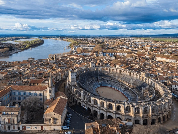 SdStendhal's tweet photo. 📍, 🎭.

El anfiteatro romano de Arlés es único porque dejó de ser un anfiteatro para convertirse en una ciudad medieval. Durante siglos albergó más de 200 viviendas y dos capillas entre sus gradas. Donde antes rugía el público romano, acabaron encendiéndose chimeneas y viviendo familias enteras.

#ElsíndromedeStendhal #AprendeconStendhal #StendhalSyndrome #ViajaconStendhal