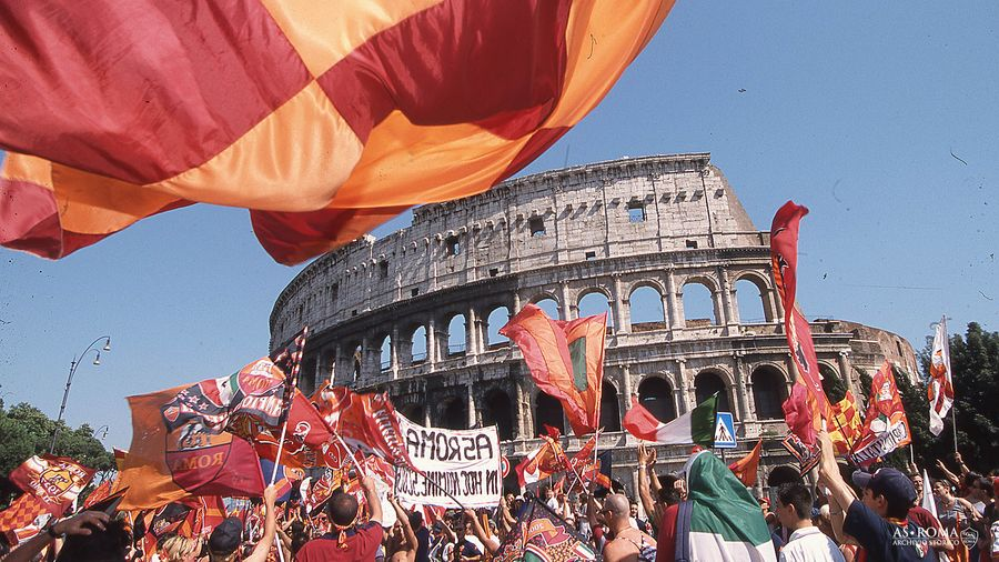 salida_pod's tweet photo. "Blu è il tuo colore
il calcio è il nostro gioco,
questo scudetto è durato poco poco
alza gli occhi al cielo
e guarda 'sta città
è tutta giallorossa e te ne devi anna'"

#17Giugno 2001 - 25 anni fa 🇮🇹✂️🔴🟡

#ASRoma Campione d'Italia https://t.co/zNLgvT9zJ9