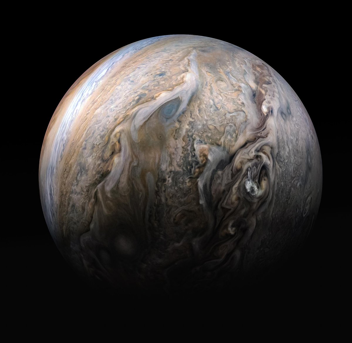 NASAAmes's tweet photo. The artist of our solar system 🎨🖌️

Tumultuous storms and clouds in Jupiter’s northern hemisphere paint a mosaic across the gas giant. This image combines four views captured by NASA’s Juno spacecraft in 2019. https://t.co/RsX8R4iamR