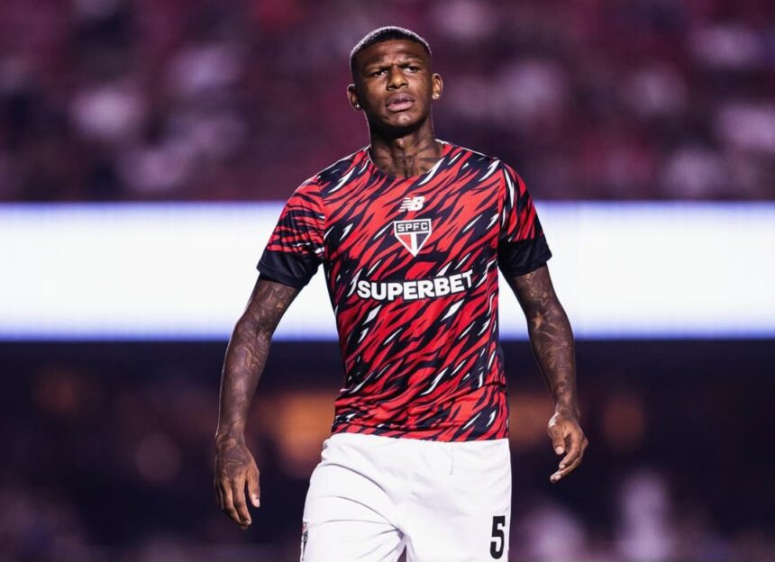 Radardabola34's tweet photo. Arboleda se sente injustiçado com a situação que vive no São Paulo e trabalha para voltar a treinar normalmente com o restante do elenco. Pessoas próximas ao zagueiro afirmam que ele entende não haver motivos para permanecer afastado das atividades em grupo.

Caso não haja uma solução interna nos próximos dias, o defensor estuda buscar seus direitos na Justiça do Trabalho para garantir a reintegração às atividades com o elenco principal.

Nos bastidores, porém, a visão do São Paulo é diferente. O clube não considera a medida necessária e segue avaliando alternativas para negociar o atleta nesta janela de transferências.