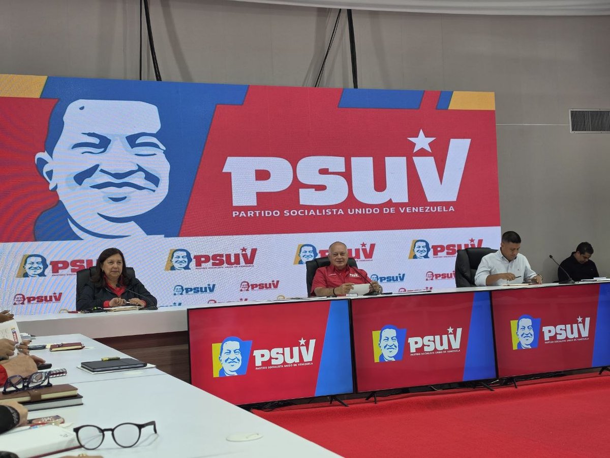 torrealbaf's tweet photo. 🔥 ¡Al calor del pueblo y con la fuerza de la historia!

Hoy, a 213 años del Decreto de Guerra a Muerte de nuestro Libertador Simón Bolívar, la DN del @partidoPSUV y la @juventudpsuv, sostuvo su acostumbrada reunión. https://t.co/FCHq7A0u30