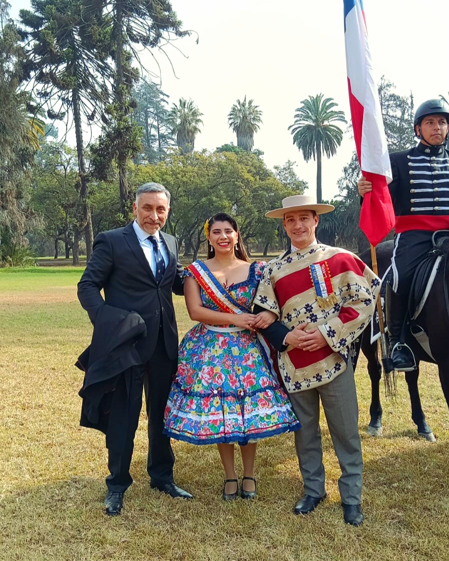 CristianVialM's tweet photo. 🇨🇱 Felicitaciones a Nicole León y al Cabo 2° Cristóbal Soto, actuales Campeones Nacionales de Clubes de Cueca y Folclor, representando a Buin. ¡Gran talento y dedicación a nuestra tradición! 👏

#CuecaChilena #TradiciónChilena #Chile https://t.co/ULxhQApquK