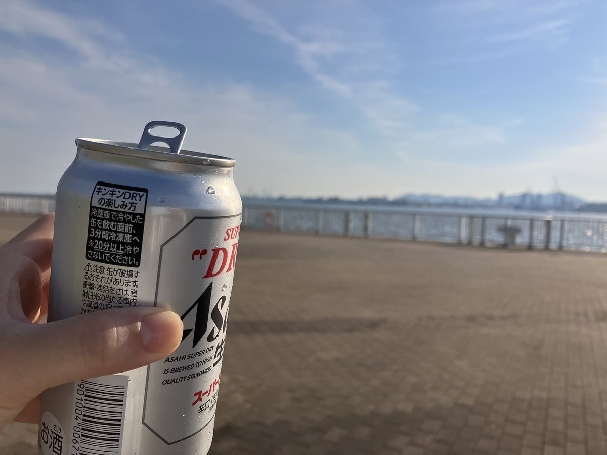 mango_manbo's tweet photo. 先日、学会で神戸に行って
神戸らしいもの何も食べずに
港の近くでベンチ飲みしてました。
最高でしたとさ。 https://t.co/YHfkGMJMQ5