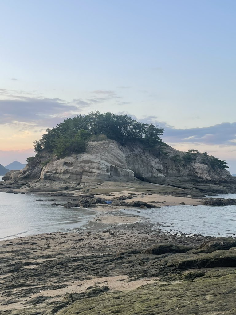 kamijima_bito's tweet photo. 今日も美しい上島町をご紹介。大潮の干潮時のみに現れるエンジェルロード。 https://t.co/dveWniTBcB