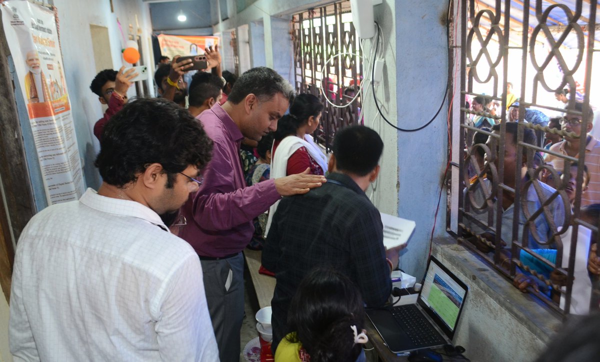 DistrictPgs's tweet photo. From interacting with beneficiaries to reviewing on-ground arrangements, the District Magistrate, South 24 Parganas, inspected the Janakalyan Shivir to ensure that welfare schemes and public services are reaching people effectively and efficiently.
#EgiyeBangla https://t.co/GGzfGfxTf9