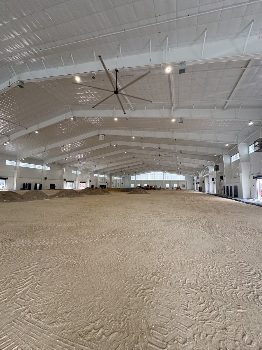STCFieldBuilder's tweet photo. Progress continues on Valdosta High School’s new indoor facility! 🚧 👀 Sports Turf Company is installing an indoor artificial turf field designed to deliver exceptional safety, durability, and performance for the Wildcats. https://t.co/VU40e8CqJk