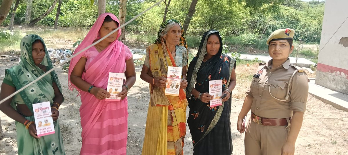 Journalistgaus's tweet photo. थाना मोहब्बतपुर पइंसा – ग्राम थोंन में महिलाओं एवं बालिकाओं को मिशन शक्ति फेज-5.0 के अंतर्गत महिला सुरक्षा, साइबर अपराधों की रोकथाम, महिला सशक्तिकरण एवं विभिन्न सरकारी योजनाओं की जानकारी देकर जागरूक किया गया @kaushambipolice @Uppolice @dgpup https://t.co/GIDpVLkqu1