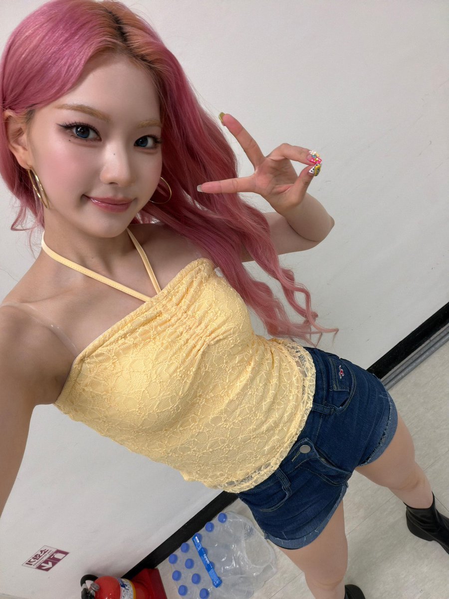 aisaeei's tweet photo. current situation 2 days before the comeback😼 https://t.co/hO4R8tqljK