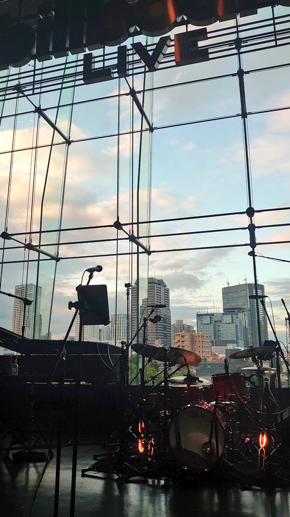 chami0428's tweet photo. RAINBOWでの優しく強い堂珍クンの歌声聴きながら、ステージバックのカーテンが開く演出✨虹は見えなかったけど、青空が見えて、我慢してた涙腺崩壊🥹💕
こちらに語りかけるように歌ってくれた表情もキュン🥹💕
15年前に同じビルボードで聴いた感動を思い出しました☺️
変わらず、今もずっと大好き。 https://t.co/py6tvfUQL7