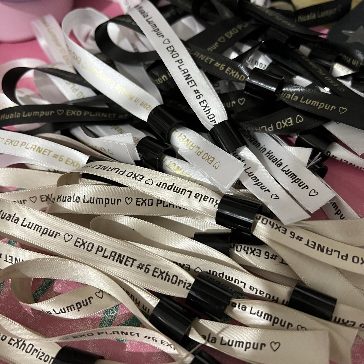 dodyoed's tweet photo. bonus : wristband!

last min suka menambah2 🤣 limited quantities!

#EXO #EXhOrizoninKL #EXOinKL #ExhOrizoninMY #EXOinMY #pasarexo https://t.co/MnxEWeve3h