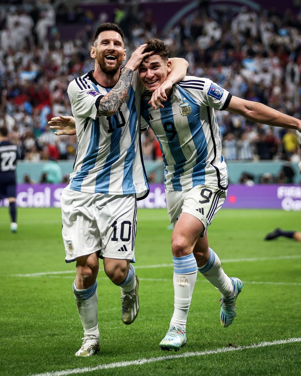 Jujubloke's tweet photo. 🇦🇷💰 Argentina’s Most Valuable Players in Each World Cup, from 2006 to the Present

🇩🇪 2006: Cambiasso (€19M)
🇿🇦 2010: Messi (€80-100M)
🇧🇷 2014: Messi (€120M)
🇷🇺 2018: Messi (€180M)
🇶🇦 2022: Martínez (€80M) 
🇺🇸🇲🇽🇨🇦 2026: Julián Álvarez (€2…​​​​​​​​​​​ see thread https://t.co/jQhZttLyeA