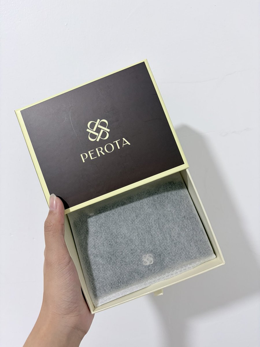 usedstuffpp's tweet photo. กระเป๋าตังค์ มือ1 ครบกล่อง PEROTA "Peary Card Holder"
200 รวมส่ง (Shop  390) 

สั่งของ/ขอดูพต
💌https://t.co/UVcXhiMrxx

#โล๊ะตู้ #ส่งต่อกระเป๋า #กระเป๋ามือสอง #กระเป๋าตังค์ #perota #กระเป๋า #ส่งต่อเสื้อผ้า https://t.co/3RLmWny5HC