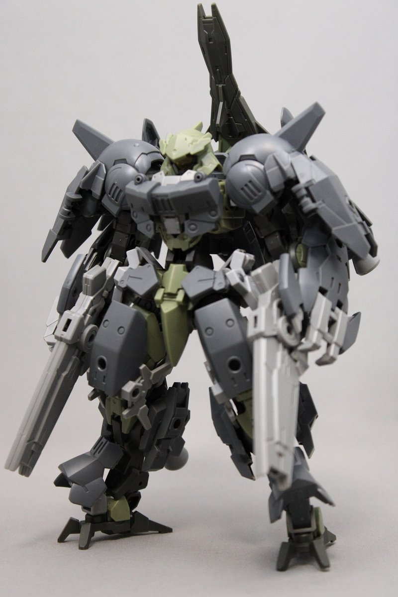 fortresshum's tweet photo. 突撃重鉄甲。

ノヴァルヴ・アサルトコート。
全身に増加装甲を装備、各部に推進器も増設。
背面に戦闘機型ロイロイを二機搭載しています。 https://t.co/8Pf5BvAzNy