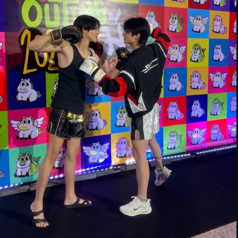 sensesual's tweet photo. Ini tuh genre cosplaynya atlete di manhwa yang enemies to lovers terus endingnya ciuman brutal yah hehehe

#GMMTVOuting2026 https://t.co/KhjgztB2gk