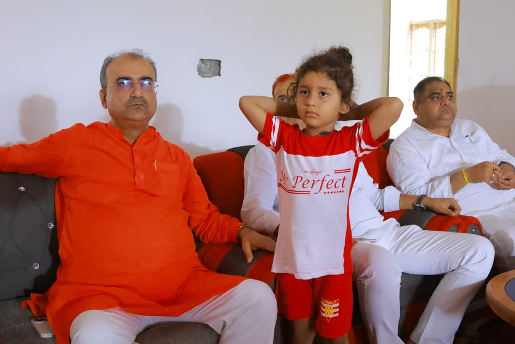 mangalpandeybjp's tweet photo. आज सिवान जिले के नौतन प्रखंड में भाजपा नेता एवं पैक्स अध्यक्ष श्री मंटू तिवारी जी के आवास पर उनके भतीजे के शुभ मुंडन संस्कार समारोह में सम्मिलित होकर परिजनों को हार्दिक शुभकामनाएँ एवं बधाई दी।

ईश्वर से प्रार्थना है कि बालक को उत्तम स्वास्थ्य, दीर्घायु, उज्ज्वल भविष्य एवं सुख-समृद्धि का आशीर्वाद प्रदान करें।