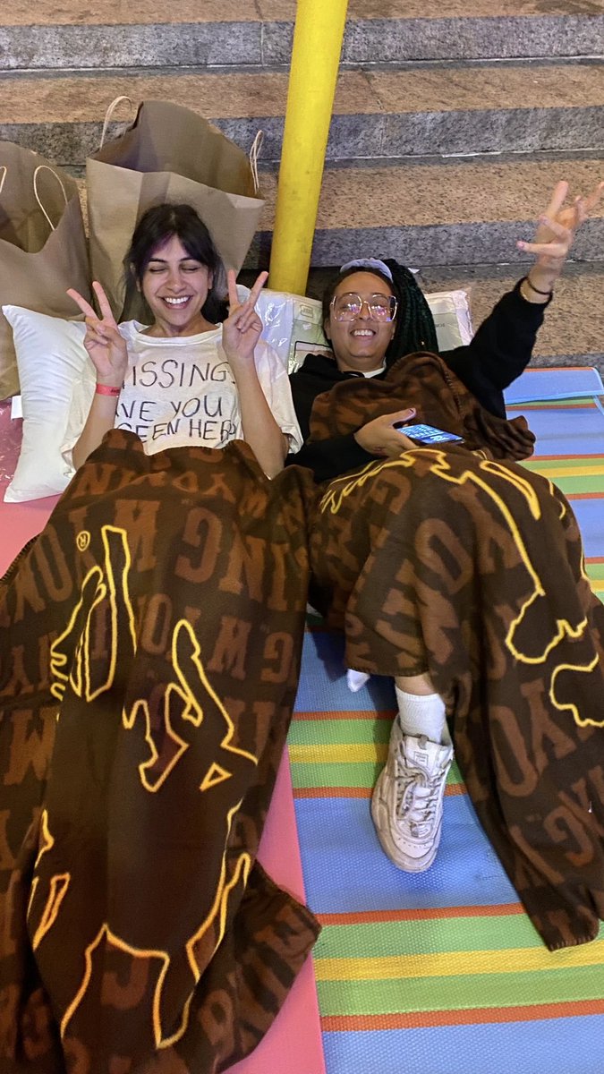 ayeshareads's tweet photo. @HSHQ @southbankcentre the time we flew to new york, our VRBO host’s phone was disconnected, got stranded in a shake shack and then camped on the street in the rain with wyoming mustangs blankets 

and now we live in london and would love to see him here!!! 🙇🏽‍♀️🙏🙏 https://t.co/TJGWLb5jdz