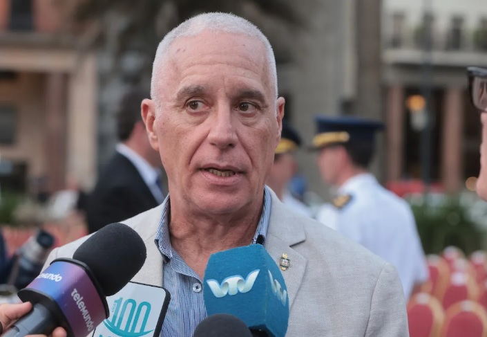 CronicasDelEste's tweet photo. NEGRO ANUNCIÓ NUEVAS RESTRICCIONES PARA LA VENTA DE MUNICIONES Y DEFENDIÓ LA GESTIÓN EN SEGURIDAD
https://t.co/mJJsanPwkN https://t.co/1F9AAV5WZ5