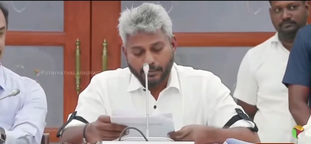 shanmugamchin10's tweet photo. நிதி பற்றாக்குறையை இவர் 'நீதி' பற்றாக்குறை என வாசிக்கும்போதே இவருக்கு தமிழக அரசின் வரவு செலவினங்களை பற்றி 1% கூட தெரியாது என்பது எல்லாருக்கும் புரிந்து விட்டது. 

கடந்த அதிமுக ஆட்சியில் எடப்பாடி விட்டுச் சென்ற நிதி பற்றாக்குறை 65,994 கோடி ரூபாய். இப்போது மு.க.ஸ்டாலின் விட்டுச் சென்றுள்ள நிதி பற்றாக்குறை 78,324 கோடி ரூபாய். 

வித்தியாசம் = 12,330 கோடி ரூபாய்.

ஆனால், மு.க.ஸ்டாலின் பதவிக்கு வந்தபோது கொரோனா உச்சம் காரணமாக எவ்வளவு நிவாரண உதவிகள் வழங்கினார் என்பது அனைவருக்கும் தெரியும். 

அதே சமயம், புதிய நலத்திட்டங்களான மகளிர் உரிமை தொகை, விடியல் பயணம், கல்வி உதவித்தொகை, பயிர்கடன் தள்ளுபடி போன்ற பல திட்டங்களுக்கு ஆனது எல்லாமே கூடுதல் செலவினங்கள். 

மேலும், பேரிடர் நிவாரண நிதியை ஒன்றிய அரசிடம் கேட்டபோது எல்லாம் அவர்கள் மறுத்துவிட்டனர். பல மாநிலங்களுக்கு நிவாரணம் வழங்கியபோது...

மேற்கு வங்கம் - 0
கேரளா - 0
தமிழ் நாடு - 0 

என செய்திகள் வந்ததை யாரும் மறக்க முடியாது. இந்த செலவினங்களை மாநில அரசு தானே ஏற்றுக்கொண்டது...? ஆக, தமிழக அரசில் நிதி சரிவு எல்லாம் ஏற்படவில்லை. 

இப்படியெல்லாம் எண்ணிக்கைகளை காட்டி, தாங்கள் மக்களுக்கு கொடுத்த வாக்குறுதிகளில் இருந்து தப்பித்து கொள்ளலாம் என்பதே இவர்களின் ஒரே நோக்கம் ஆகும்.

நீங்கள் வேண்டுமானால் பாருங்கள்...நாளை முதல் ஒவ்வொரு அமைச்சரும் இந்த வெள்ளை அறிக்கையை காரணம் காட்டி இவர்களின் வாக்குறுதிகளை செயல்படுத்த முடியாமல் உள்ளதற்கு திமுக தான் காரணம் என பொய்களை பரப்புவார்கள்.