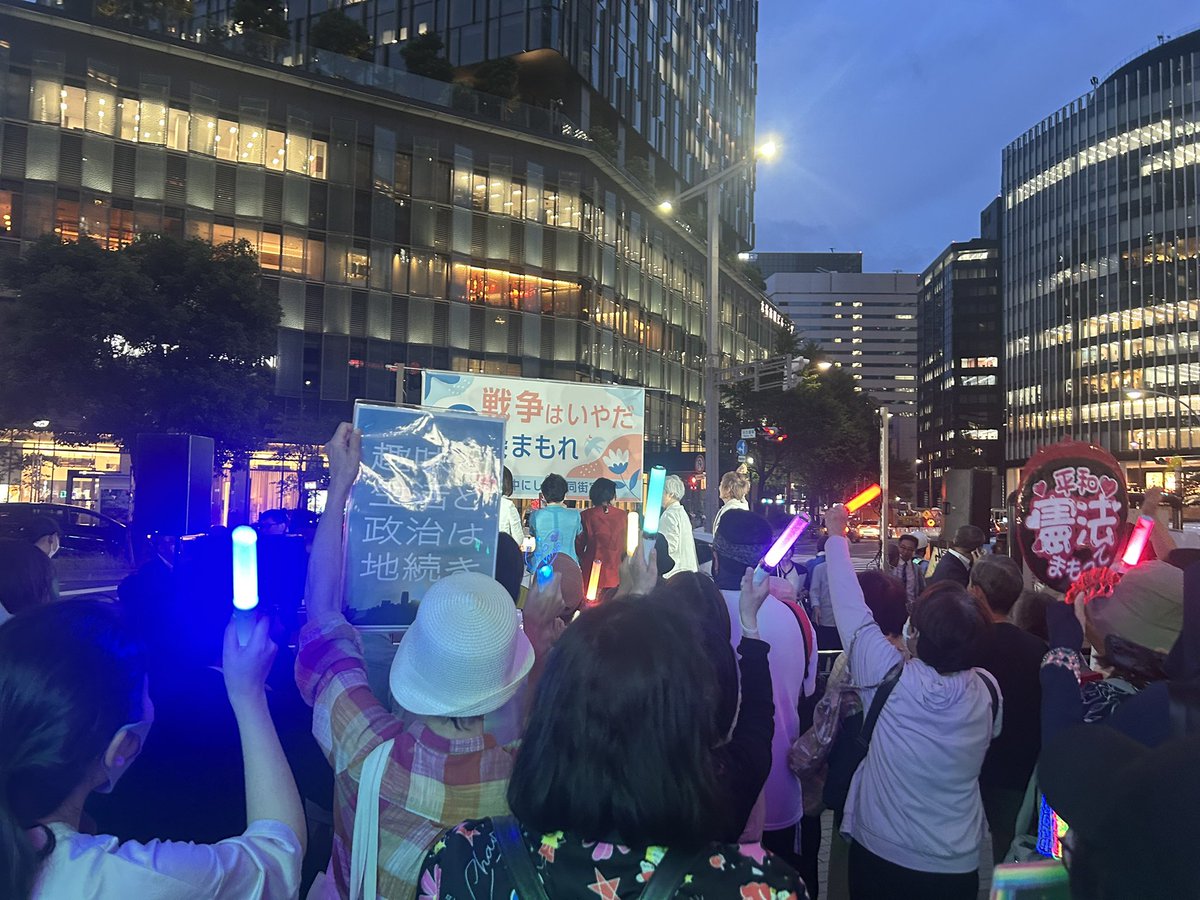 mitsunaka_m's tweet photo. 名駅のペンライトデモ
憲法を真ん中にした共同街宣。参加しましたー♪
どの党のスピーチも素晴らしかった。
「そーだ！」と何回叫んだことか。
コールも楽しくて、また行こー！
私も手作り感満載のペンライト。
小型の懐中電灯をコピー用紙に絵を書いたペットボトルに付けて✨ https://t.co/lVXIbUH7vc