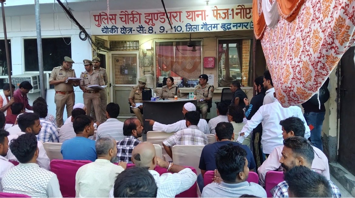 ADCPNoida's tweet photo. @CP_Noida के निर्देशन में व @DCP_Noida के पर्यवेक्षण में पुलिस चौकी झुण्डपुरा थाना फेज 1 
नोएडा क्षेत्रान्तर्गत आगामी मोहर्रम पर्व के दृष्टिगत पीस कमेटी के साथ गोष्ठी आयोजित की गयी व पर्व को सकुशल संपन्न कराने हेतु संबंधित को आवश्यक दिशा निर्देश दिये गए । https://t.co/hEj8qjYmxw