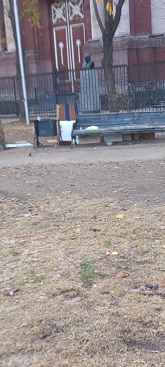 carm7730's tweet photo. @MuchoGustoMEGA así están las plazas de la comuna @Muni_Stgo , para que @desbordes se pueda dar una vuelta y supervisar el estado en que se encuentran  , yungay , panamá,  Brasil,  aérea verde de av brasil esquina general mackenna https://t.co/QbVj2V5DUm