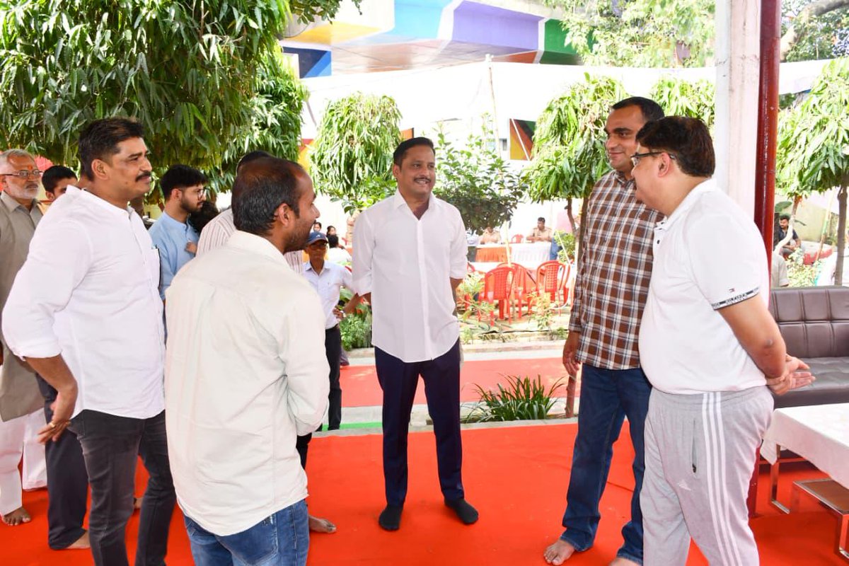 ipsajaysahni's tweet photo. श्रीमान अपर पुलिस महानिदेशक बरेली जोन द्वारा पुलिस लाइन जनपद बरेली में आयोजित भंडारे में पहुँचकर प्रसाद ग्रहण किया गया। https://t.co/2kpiSC3pZP