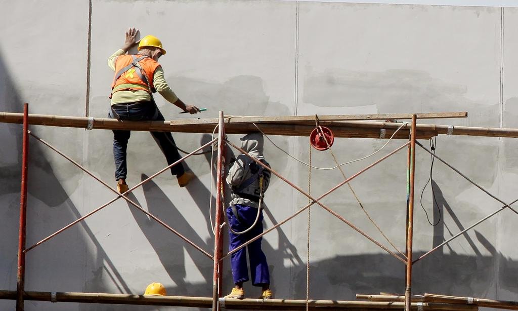 dimarsasongko98's tweet photo. Lo bangun gedung itu.
Lo cor tiang itu.
Lo pasang bata, lo angkut semen, lo manjat rangka baja tanpa harness di ketinggian 20 meter.

Tapi waktu proyek selesai , lo pergi tanpa amplop, tanpa surat, tanpa nama di sistem manapun.

Selamat datang di kehidupan Buruh Harian Lepas (BHL) konstruksi.

Orang yang membangun Indonesia, tapi tidak tercatat membangun apapun.