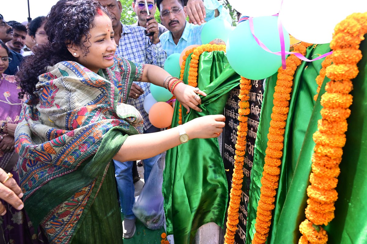 GiridihDc's tweet photo. माननीय विधायक, गांडेय विधानसभा, श्रीमती कल्पना मुर्मू सोरेन एवं उपायुक्त, श्री रामनिवास यादव सहित अन्य वरीय पदाधिकारियों ने जिले में संचालित विभिन्न विकासोन्मुखी एवं जनकल्याणकारी योजनाओं का निरीक्षण, उद्घाटन एवं समीक्षा की। कार्यक्रम के तहत गिरिडीह प्रखंड अंतर्गत खावा-जगमनरायडीह पुल निर्माण कार्य (ग्रामीण विकास विशेष प्रमंडल) का उद्घाटन किया गया। इस अवसर पर माननीय विधायक ने कहा कि पुल के निर्माण से क्षेत्र के ग्रामीणों को आवागमन की बेहतर सुविधा उपलब्ध होगी तथा सामाजिक एवं आर्थिक गतिविधियों को भी बढ़ावा मिलेगा। उन्होंने कहा कि बेहतर सड़क एवं पुल संपर्क किसी भी क्षेत्र के समग्र विकास की आधारशिला होते हैं। इस पुल के माध्यम से ग्रामीण क्षेत्रों की कनेक्टिविटी सुदृढ़ होगी, जिससे शिक्षा, स्वास्थ्य, कृषि एवं व्यापारिक गतिविधियों को नई गति मिलेगी। किसानों को अपनी उपज बाजार तक पहुंचाने में सुविधा होगी, वहीं जरूरतमंद लोगों को स्वास्थ्य एवं अन्य आवश्यक सेवाओं तक समय पर पहुंच सुनिश्चित हो सकेगी। उन्होंने कहा कि राज्य सरकार ग्रामीण क्षेत्रों में आधारभूत संरचना को मजबूत बनाने के लिए प्रतिबद्ध है तथा आमजन की आवश्यकताओं के अनुरूप विकास योजनाओं का क्रियान्वयन प्राथमिकता के आधार पर किया जा रहा है। @HemantSorenJMM @JharkhandCMO @prdjharkhand