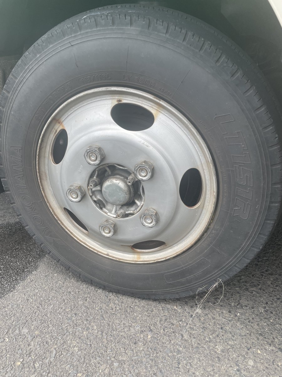 tyreselectohda's tweet photo. 【タイヤからワイヤーのようなものが出ているとのご相談】

本日、「タイヤからワイヤーのようなものが出ているので見てほしい」とのお電話をいただき、ご来店いただきました。

点検したところ、タイヤの摩耗によってスチールコードが露出した状態ではなく、タイヤ内部の補強コードが外部へ飛び出している状態を確認しました。

原因の特定はできませんでしたが、このような状態のタイヤは非常に危険です。

今回は走行中の重大なトラブルに至る前に発見することができましたが、お客様は遠方から大田市へ来られており、もし高速道路走行中にタイヤが損傷し、急激な空気圧低下やバーストが発生していた場合、大きな事故につながっていた可能性もあります。

特にフロントタイヤで発生した場合は、

・車両の進路が乱れる
・ハンドル操作が困難になる
・周囲の車両を巻き込む事故につながる

など、重大な危険を伴います。

タイヤの安全性は残溝だけでは判断できません。

・異常な膨らみ
・ワイヤーや繊維の露出
・偏摩耗
・ひび割れ
・異物の刺さり

このような症状が見られた場合は、早めの点検をおすすめします。

タイヤは車両で唯一、路面と接している重要な保安部品です。

少しでも異変を感じた際は、お気軽にご相談ください。

#タイヤセレクト大田
#タイヤ点検
#タイヤ交換
#トラックタイヤ
#商用車タイヤ
#タイヤトラブル
#バースト予防
#安全運転
#大田市
#島根県
#ヨコハマタイヤ