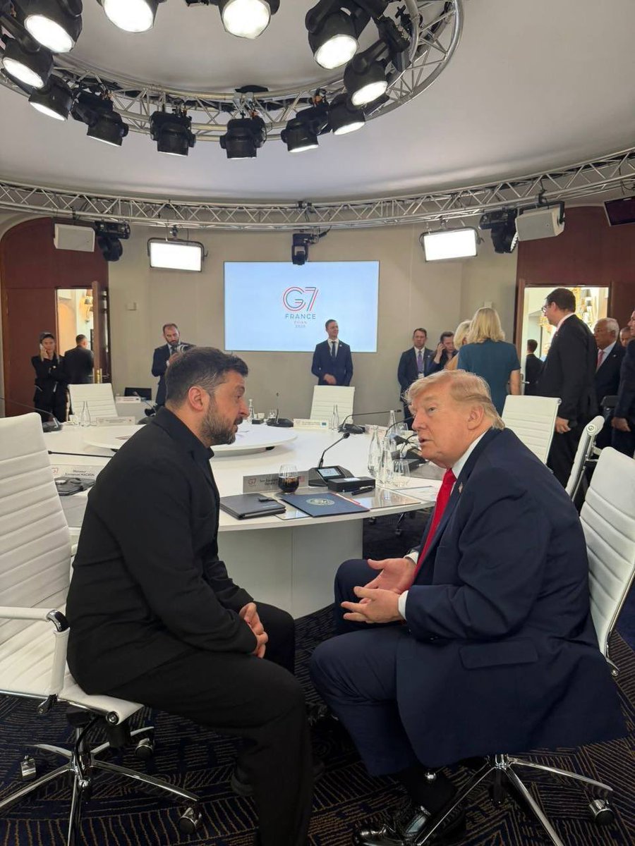 batdorj911's tweet photo. Зеленский санаачлагыг авчээ.  Трамп хүртэл түүнд хүндэтгэлтэй хандаж эхэлж байна. Дэлхийн 2 дахь армийг бут цохиж байгаа хүнд ингэхгүй гээд яахав. Өнөөдөр  Москва шатаж байгаа нь ч гайхалтай мэдээ биш болжээ. https://t.co/VcaVPJoZD6