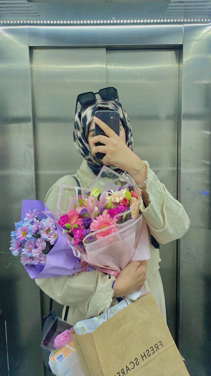 ytrbeyza's tweet photo. taşıyacağım tek yükün çiçek olduğu bir yaş diliyorum✨💐🙂‍↕️#25 https://t.co/607r2GRsOp