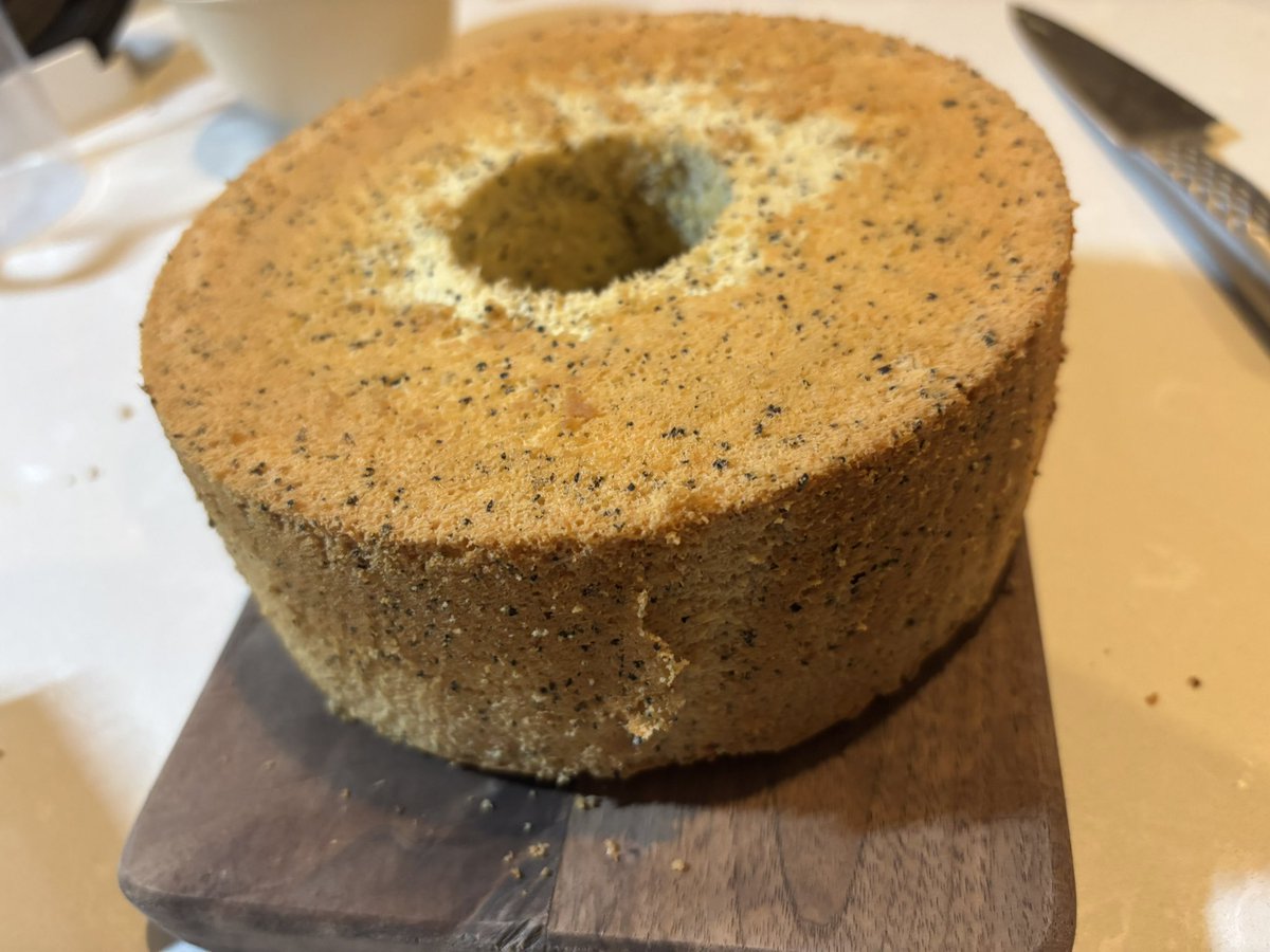 toringbell's tweet photo. 本当はシフォンケーキを抹茶とアールグレイで作る予定だったのにまさかのメレンゲ失敗したため新しい卵を使うことになり失敗したメレンゲを急遽フィナンシェに... https://t.co/RAF0N2fT8r