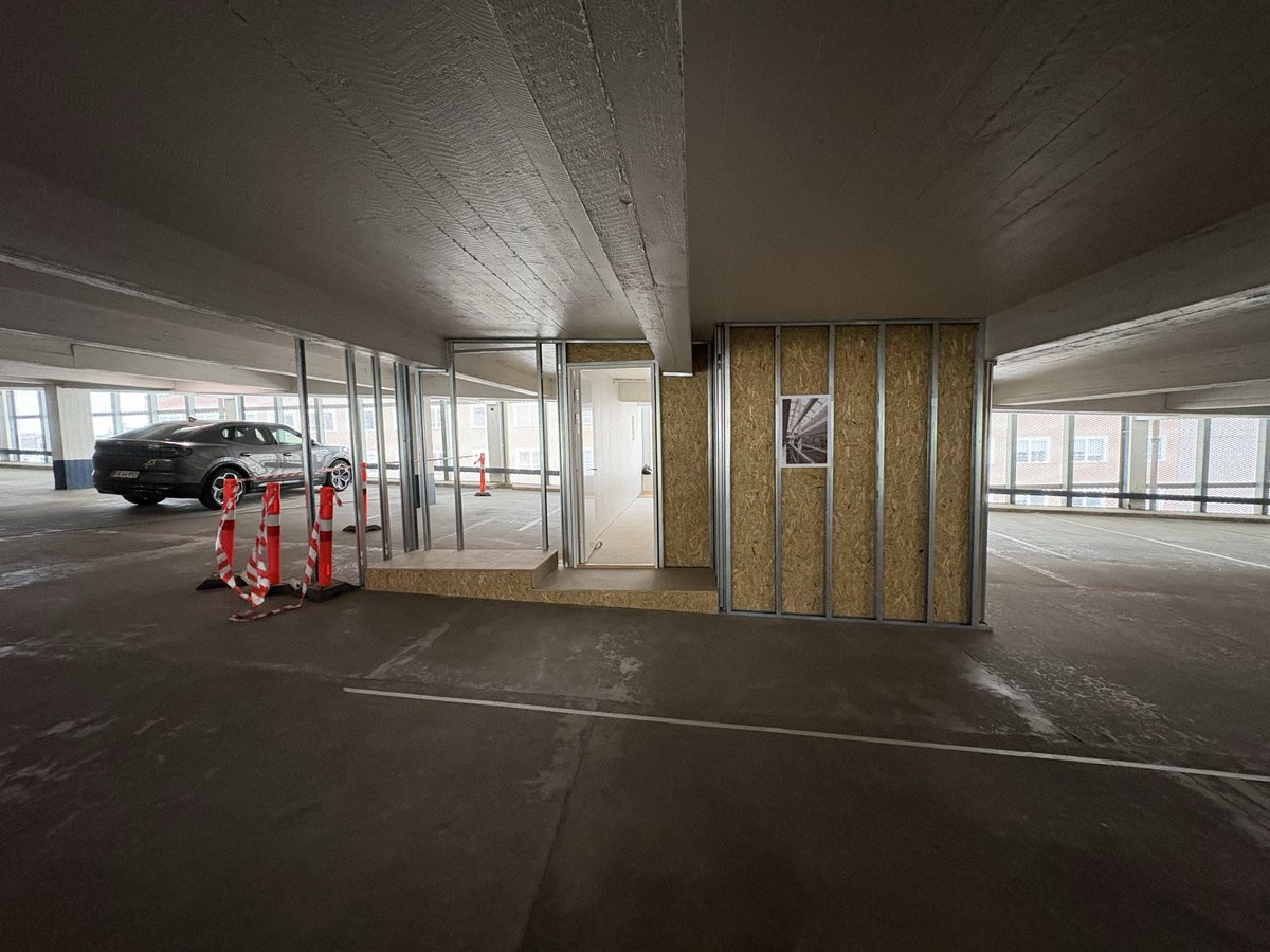 ammitzbll_bille's tweet photo. Har været ude at se på omdannelse af parkeringspladser til boliger 🚗➡️🏙️
Smaaaaart!
(og idéen er altså, at hele p-huset bliver til boliger - det er ikke én bolig i et p-hus 😆)
#kbhpol #bolig #dkpol #københavn https://t.co/hCmQrrv8ds