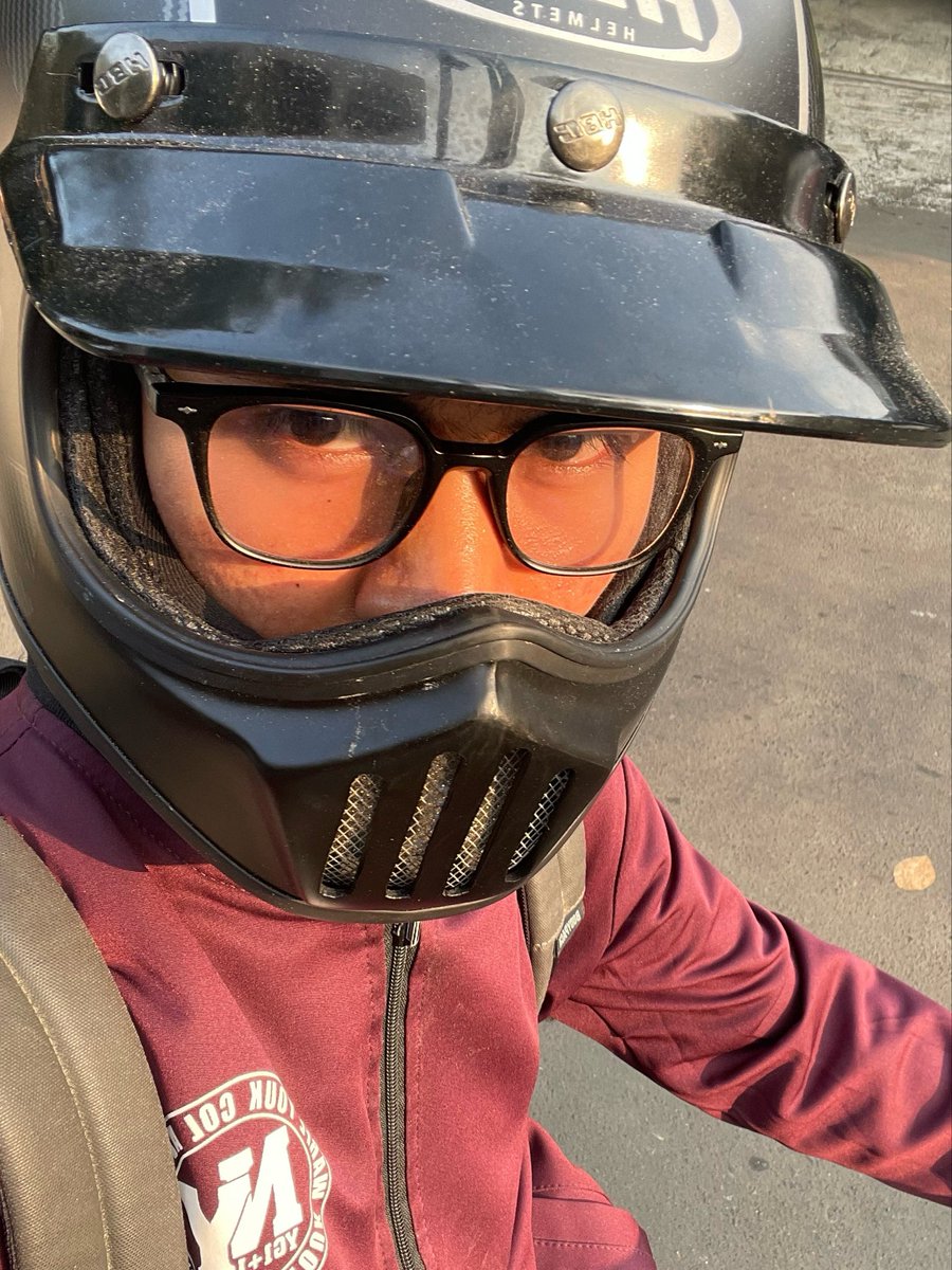 msdside's tweet photo. P! Ikutan adu pap pake helm 🫵🏼 https://t.co/GjW8BlmGtc