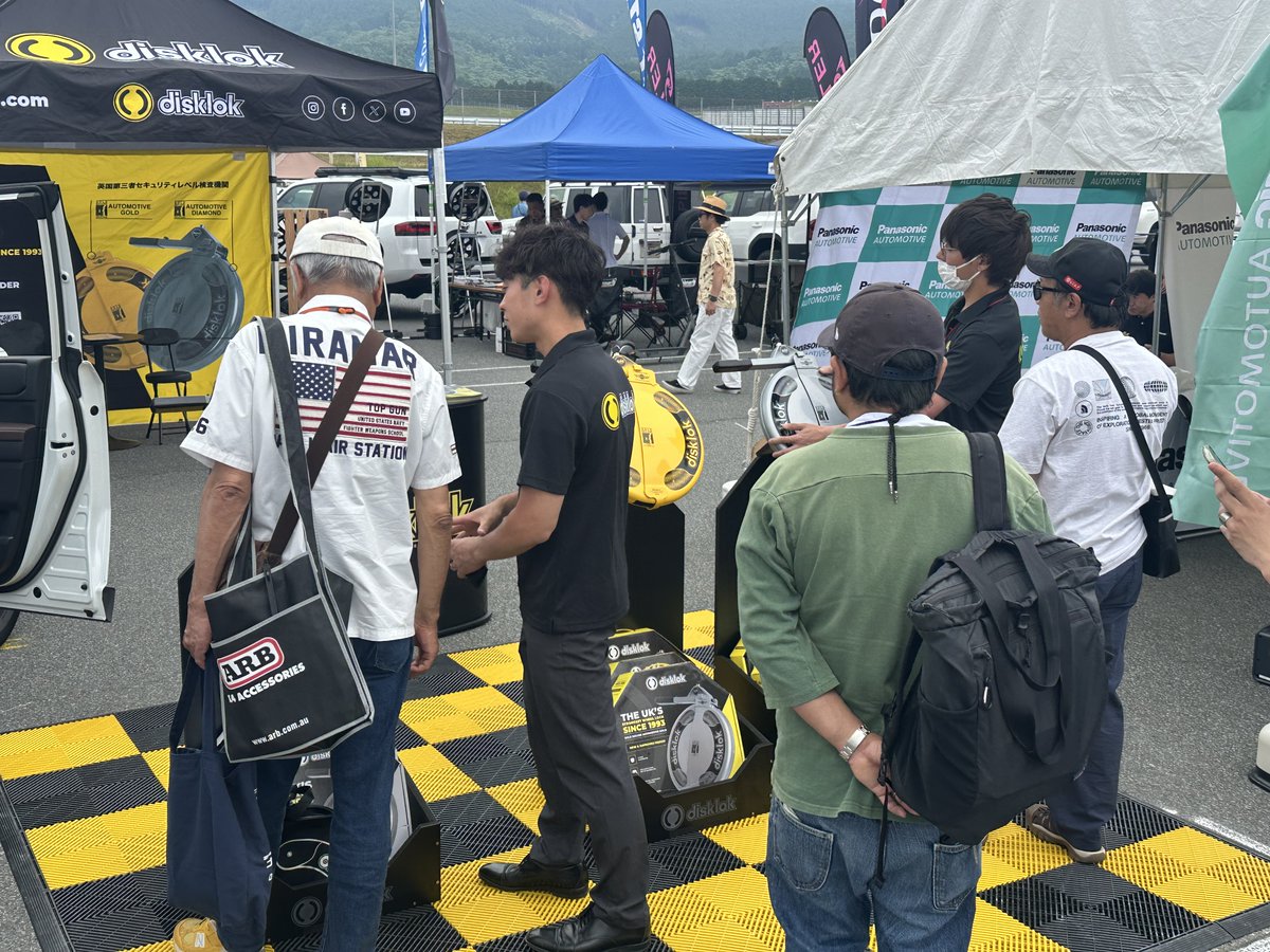 disklok_japan's tweet photo. 【LAND CRUISER FES JAPAN 2026 ご来場ありがとうございました🙇】

6月14日（日）、富士スピードウェイで開催された「LAND CRUISER FES JAPAN 2026」。

日本全国から約1,600台ものランドクルーザーが集結し、会場は大変な盛り上がりとなりました。

Disklok Japanブースにも、たくさんのランクルファンの皆様にご来場いただき、心より感謝申し上げます。

会場では、ランクルオーナー様、そしてこれからランクルオーナーになられる皆様から、愛車の盗難に対する不安や対策について、数多くの貴重なご意見をいただきました。

Disklokは、ランクルファンの皆様がより安心してランクルライフを楽しんでいただけるように、より良い製品づくりに取り組んでまいります。

一方で、現在は供給体制の問題により、Disklokを必要としてくださっている皆様へ、すぐに製品をお届けできない状況となっております。

このような状況の中で出展することとなり、ご期待に添えない場面もあったことを大変申し訳なく思っております。🙇

スタッフ一同、一日でも早く安定した供給体制を整え、皆様へ製品をお届けできるよう努力を重ねてまいります。

入荷情報につきましては、メルマガ登録者様へ最優先でご案内いたしております。

ご案内をご希望の方は、プロフィールのリンクより「Disklok日本公式サイト」からメルマガ登録をお願いいたします。

https://t.co/rZdDnC6cmN

ご来場いただいた皆様、本当にありがとうございました。

#disklok
#disklok_japan

#カーセキュリティ
#盗難対策
#盗難防止
#ハンドルロック
#ステアリングロック
#物理ロック

#ランドクルーザー
#ランクル
#ランドクルーザーFJ
#ランクルFJ
#ランドクルーザー250
#ランクル250