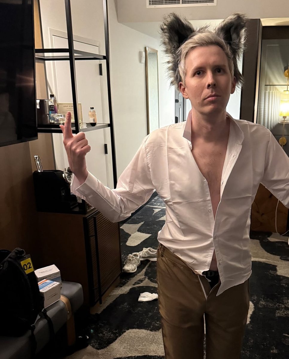 ladderswh0's tweet photo. posted on instagram in february 2025 // showed on their podcast in june 2026
find the difference https://t.co/OkX8rYVY1W