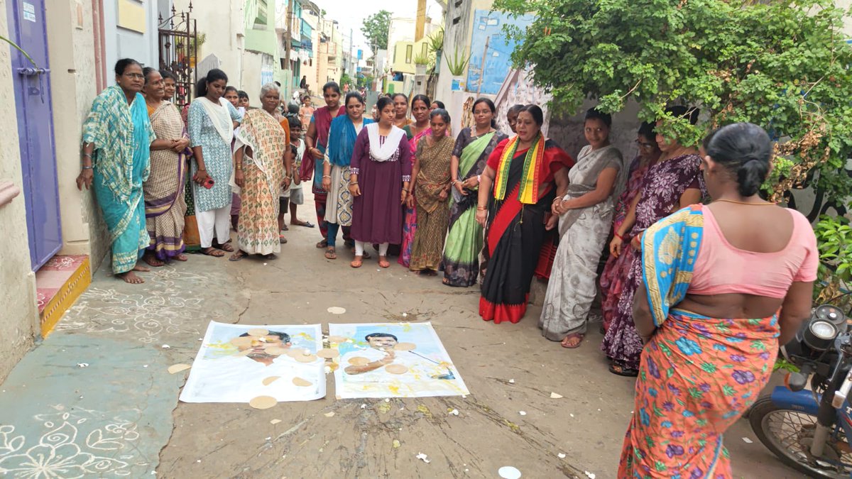 KimidiKalaOffl's tweet photo. చీపురుపల్లి టౌన్‌లో ఆంధ్రప్రదేశ్ హోమ్ మంత్రి శ్రీమతి వంగలపూడి అనిత గారిపై మాజీ మంత్రి గుడివాడ అమర్నాథ్ చేసిన అనుచిత వ్యాఖ్యలకు నిరసనగా తెలుగు మహిళల ఆధ్వర్యంలో ఆందోళన నిర్వహించారు. https://t.co/G1jTLzNumi