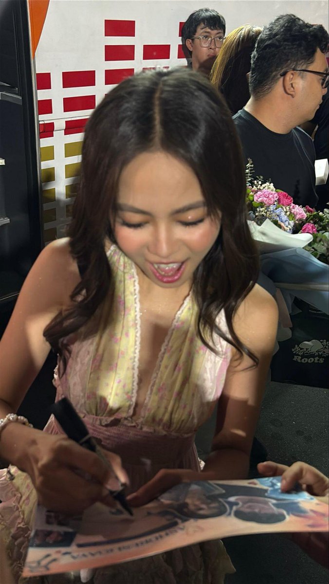 ashdresligaya's tweet photo. We came, we cheered, and she saw us! 🥹✨ Experiencing the Wish Bus event today was already amazing, but getting noticed by our Mutya made it unforgettable. We are officially on cloud nine! 🥹💙
#AshtineOlviga #AshdresLigaya #WishBus https://t.co/0E1xUSuB4l