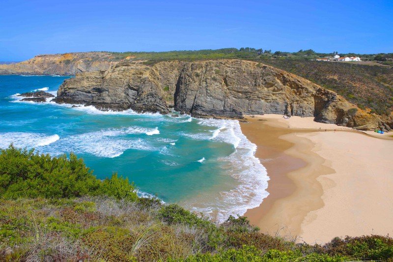 alentejo_1970's tweet photo. Localizada no Parque Natural do Sudoeste Alentejano e Costa Vicentina, Zambujeira do Mar é reconhecida por preservar a autenticidade de uma aldeia piscatória com casario branco e ruas típicas alentejanas. A praia é banhada pelo Atlântico e rodeada por falésias imponentes. https://t.co/Bxkiug0PIQ