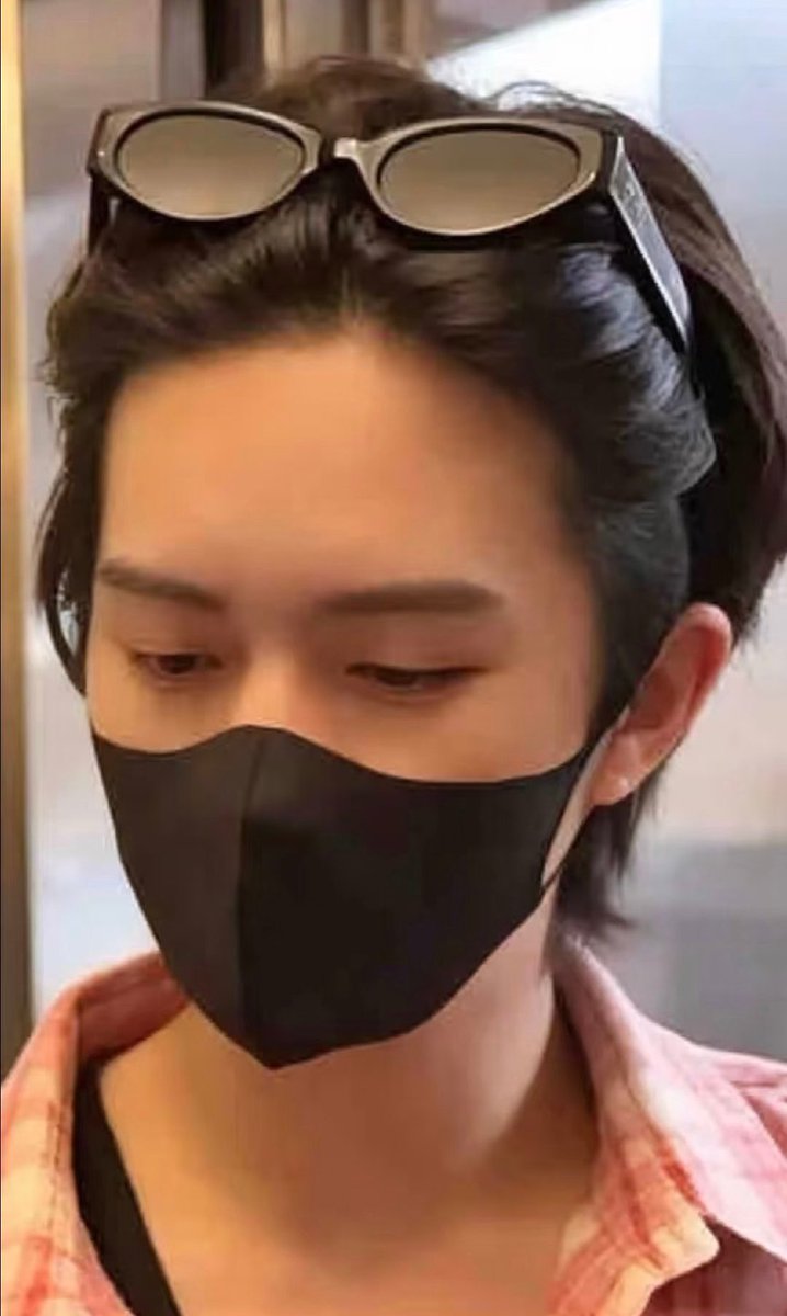 SammaoYB85's tweet photo. โอ้โหแล้วดูรูปพส.เอามาทำ… ชัดแบบนี้หม่าม้าตายได้เลย สลิ่มยัยซิงเปิดเหม่งแต่งหน้าบางแบบนี้จะอยู่ยังไงไหววววว ฮืออออ สวยว่ะ น่ารักมากอ่ะทำไงดี คืนนี้จะนอนหลับมั้ย🫠✨🦋💙

#EliotHuang #HuangXing #黄星 https://t.co/oj8sEbmwSo
