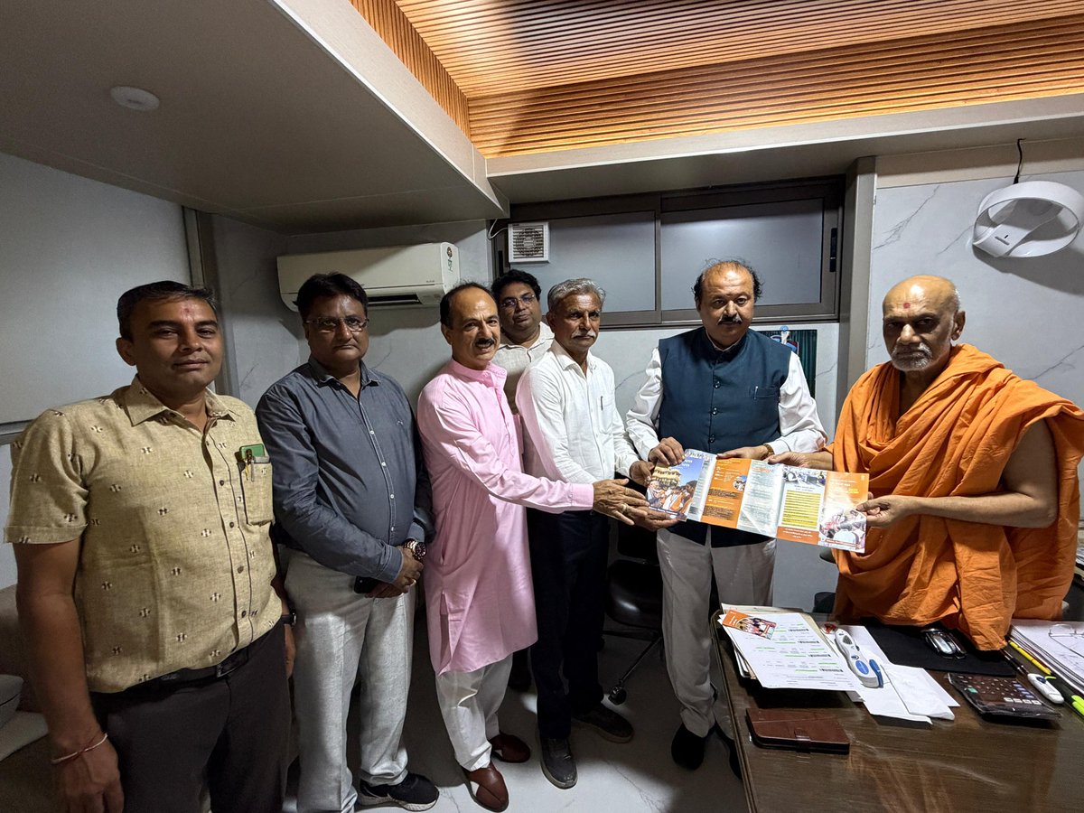 purneshmodi's tweet photo. જય સ્વામિનારાયણ 🙏 

આદરણીય પ્રધાનમંત્રી શ્રી નરેન્દ્રભાઈ મોદી સાહેબના પ્રધાનમંત્રી તરીકેના સફળ અને જનકલ્યાણકારી નેતૃત્વના ગૌરવપૂર્ણ ૧૨ વર્ષ પૂર્ણ થવાના અવસરે ચાલી રહેલા વિશેષ સંપર્ક અભિયાન અંતર્ગત અડાજણ, સુરત સ્થિત BAPS હોસ્પિટલ ખાતે પૂજ્ય મહંત શ્રી નિરન્નમુક્ત સ્વામીજી સાથે ગુજરાત વિધાનસભાના ઉપાધ્યક્ષ તથા ૧૬૭-સુરત પશ્ચિમ વિધાનસભાના ધારાસભ્યશ્રી પૂર્ણેશભાઈ મોદીને સૌજન્ય મુલાકાત કરવાનો સુઅવસર પ્રાપ્ત થયો.

આ મુલાકાત દરમિયાન મોદી સરકારના છેલ્લા ૧૨ વર્ષમાં સેવા, સુશાસન અને જનકલ્યાણના ક્ષેત્રે થયેલા ઐતિહાસિક કાર્યો, ‘વિકસિત ભારત’ના સંકલ્પ તેમજ સમાજના સર્વાંગી વિકાસ અંગે સકારા��્મક અને અર્થસભર સંવાદ યોજાયો. આધ્યાત્મિક શક્તિ અને રાષ્ટ્રસેવાના સમન્વયથી આત્મનિર્ભર અને વિકસિત ભારતના નિર્માણ માટેના વિવિધ વિષયો પર વિચારવિમર્શ કરવામાં આવ્યો.
આ પ્રસંગે ૧૬૭-સુરત પશ્ચિમ વિધાનસભા ઇન્ચાર્જ શ્રી પ્રવીણભાઈ પટેલ તેમજ અગ્રણીશ્રીઓ શ્રી અનિલભાઈ બિસ્કીટવાલા, શ્રી અશોકભાઈ ગોહિલ, શ્રી સુનિલભાઈ સોપારીવાળા, શ્રી નિલેશભાઈ ટાંક સહિતના આગેવાનો ઉપસ્થિત રહ્યા હતા.

#12વર્ષસેવા_સુ���ાસન_જનકલ્યાણના #12YearsOfSeva #NarendraModi #ViksitBharat #SuratWest #PurneshModi @narendramodi @BJP4Gujarat  #purneshmodi24x7 #DeputySpeaker @BAPS