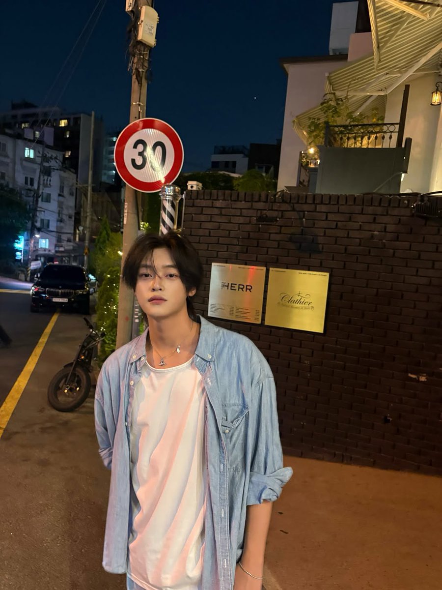 mi1k6read's tweet photo. 📸 민준이 인스타 !-!

생일자는 김민준이분이신데
정작 선물은내가받음 .. 너무예뿌다 ㅜ
민준이생일파티갈건데 어디로가면되노

#김민준 #KIMMINJUN 
#キムミンジュン https://t.co/LYaIFUm9aC