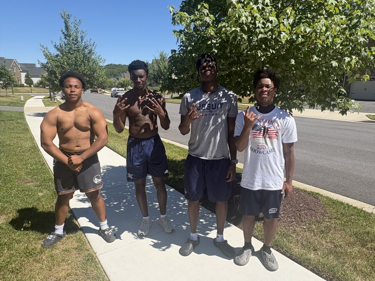 DonnavinB2028's tweet photo. Got some GREAT work in with my guys today getting 1% better everyday (D1 College athletes &amp; Highschool) ‼️💪🏽 @Ry_QB6 @gabrielRbenicio @_JaydenDavis20 #Dogpound #work https://t.co/aFeMEyrOp7