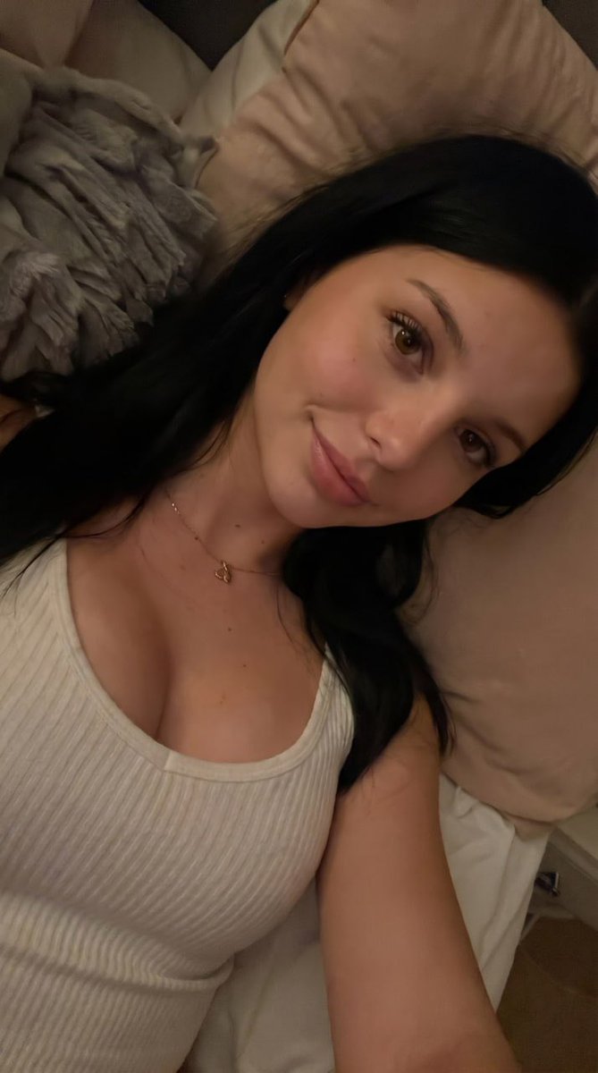 EmilyyKissxx's tweet photo. Heyyy 💕
First 200 follows get something special in their DMs… 
just saying 😊📩 https://t.co/WVYa73Ekq2