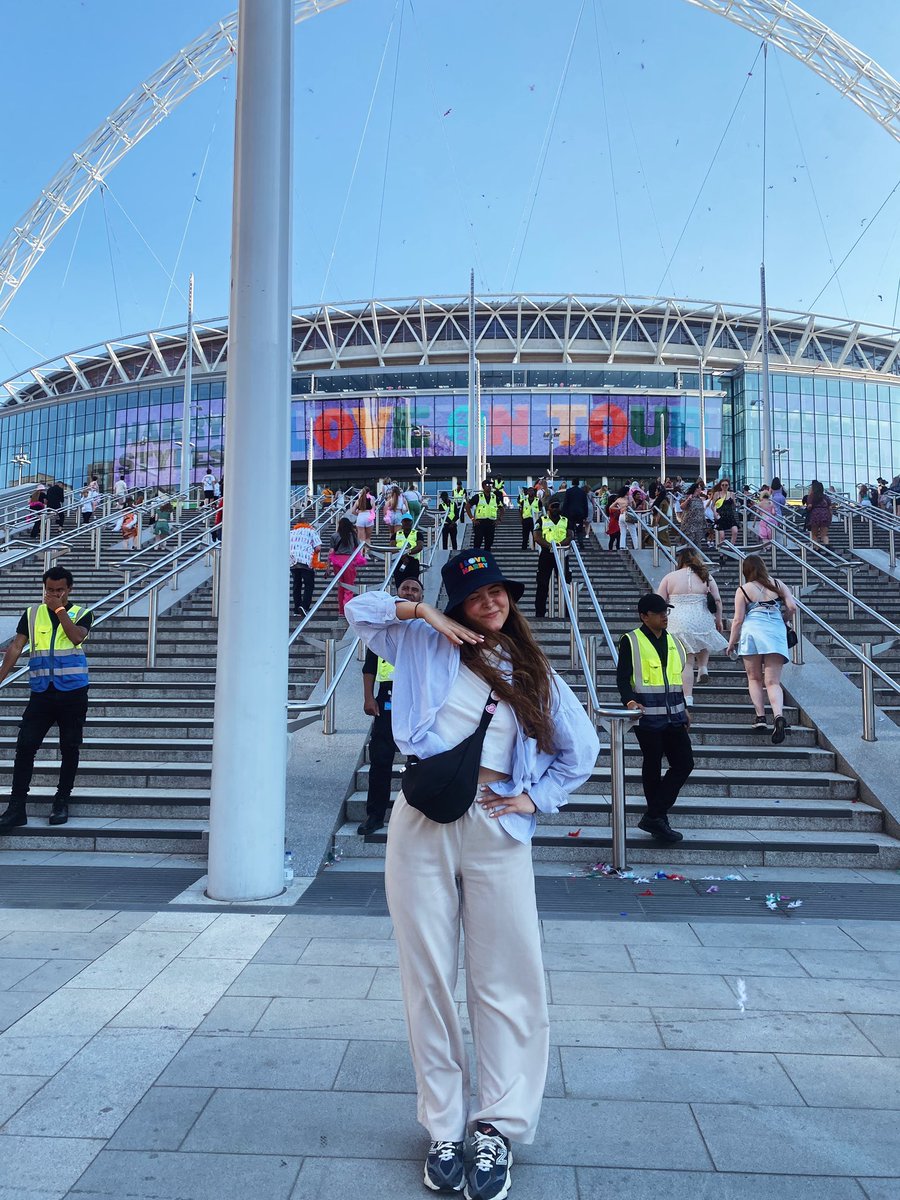 itshomesomehow's tweet photo. hii @HSHQ 🌟 i’ve been here for harry’s every album, every step, supported him through and through for the past 15 years! if you have a spare invite for tonight, please think of me! it would mean the world to attend meltdown, i can’t even put it into words, love u ❤️ https://t.co/3EHCAVXlnW