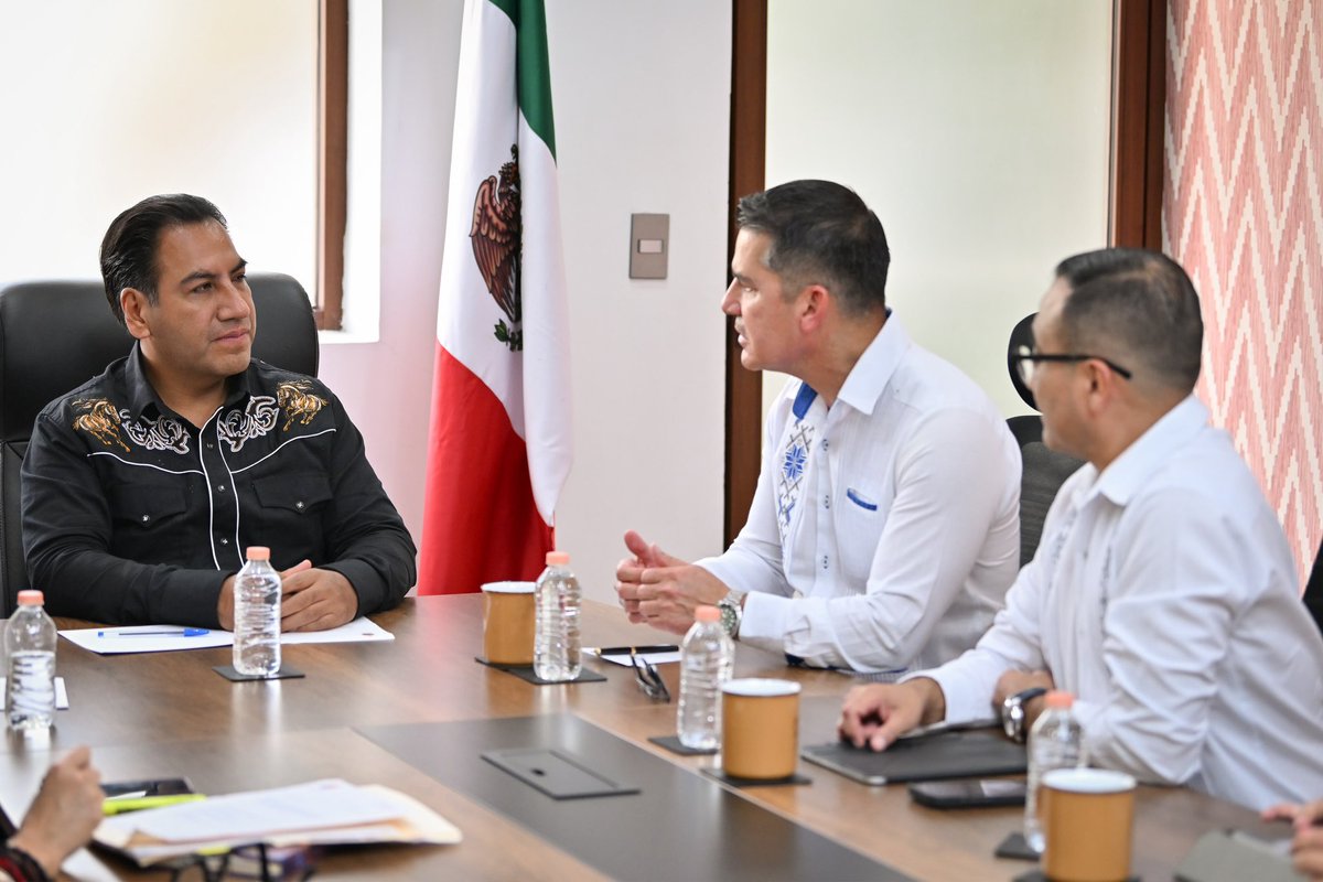 ramirezlalo_'s tweet photo. ¡De Tuxtla a CDMX por solo 949 IVA y TUA incluidos! ✈️

Sostuve una reunión de trabajo con el director general de Mexicana, la aerolínea del Estado mexicano, Leonardo Ávila Bojórquez. Coincidimos  en la importancia en fortalecer la conectividad de Chiapas.

Se proyectan 5 vuelos semanales desde el Aeropuerto Internacional Ángel Albino Corzo de nuestro estado al Aeropuerto Internacional Felipe Ángeles y viceversa. Lo más importante: tendrán costos muy accesibles. El vuelo redondo costará 1,898 y el sencillo 949, con IVA y TUA incluidos.

Con esta alianza, más turistas podrán llegar a Chiapas y descubrir las maravillas que tenemos. Así impulsamos el turismo, la economía y el bienestar de las familias chiapanecas.

El vuelo inaugural será el 6 de julio y los boletos ya están a la venta. Visita la página: https://t.co/0X3Owm0bMl