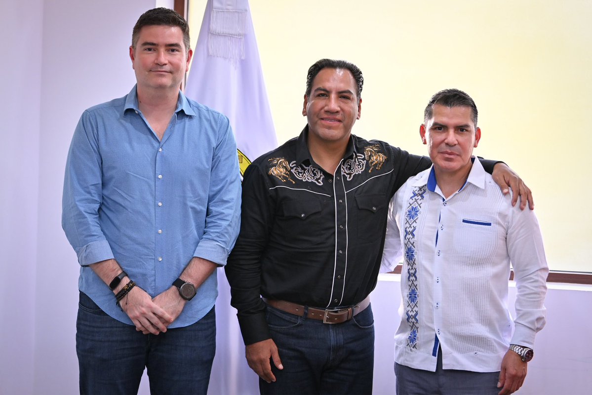 ramirezlalo_'s tweet photo. ¡De Tuxtla a CDMX por solo 949 IVA y TUA incluidos! ✈️

Sostuve una reunión de trabajo con el director general de Mexicana, la aerolínea del Estado mexicano, Leonardo Ávila Bojórquez. Coincidimos  en la importancia en fortalecer la conectividad de Chiapas.

Se proyectan 5 vuelos semanales desde el Aeropuerto Internacional Ángel Albino Corzo de nuestro estado al Aeropuerto Internacional Felipe Ángeles y viceversa. Lo más importante: tendrán costos muy accesibles. El vuelo redondo costará 1,898 y el sencillo 949, con IVA y TUA incluidos.

Con esta alianza, más turistas podrán llegar a Chiapas y descubrir las maravillas que tenemos. Así impulsamos el turismo, la economía y el bienestar de las familias chiapanecas.

El vuelo inaugural será el 6 de julio y los boletos ya están a la venta. Visita la página: https://t.co/0X3Owm0bMl